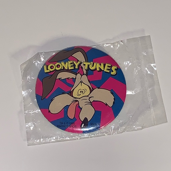 💥 [4/$25] VINTAGE 1995 WB LOONEY TUNES WILE E. COYOTE PIN BACK BUTTON 💥 - Picture 3 of 5